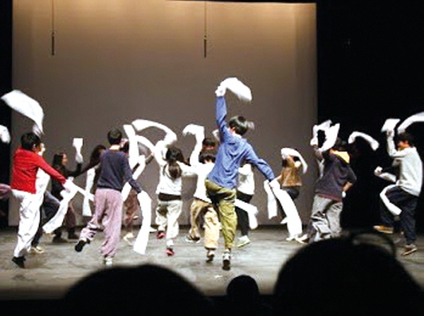 8학년 학예발표회에서 아이들이 봉산탈춤을 추는 모습. [사진=도서출판 책숲]