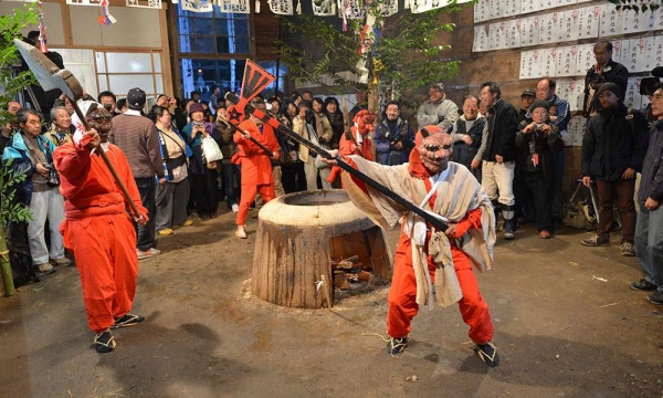 일본 아이치현 '하나 마쓰리'에서 춤추는 오니. 항상 대장간의 화덕이 세팅된다. [사진=도서출판 은행나무]