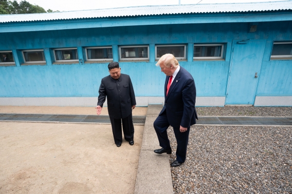 트럼프 대통령은 경계석을 건너 미국 대통령으로는 처음으로 북측 영토에 발을 디뎠다. [사진=도서출판 너머학교] 