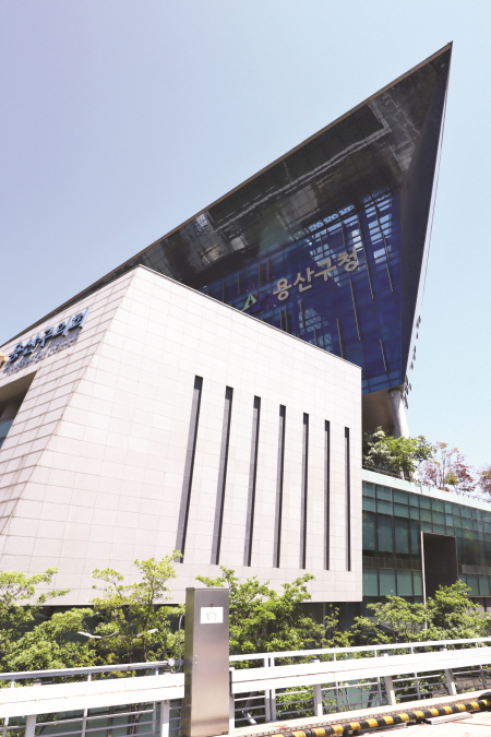 2013년 전문가들이 뽑은 한국 최악의 현대건축 8위에 선정된 용산구청사. [사진=도서출판 눌와] 