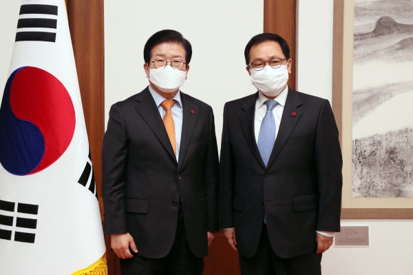 6일 오후 의장집무실에서 박병석 국회의장(왼쪽)과 유영민 신임 대통령 비서실장(오른쪽)이 기념 촬영을 하고 있다. [사진=국회]