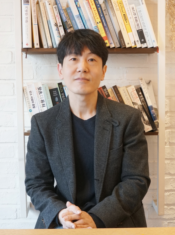 지난 23일 서울 양재동에 있는 한 카페에서 진행된 『이토록 귀찮은 글쓰기』 출간 기념 인터뷰에서 위근우 작가가 포즈를 취하고 있다.